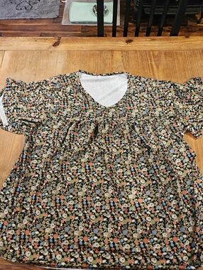 Source Unknown Black Floral V-Neck Short Sleeve Top